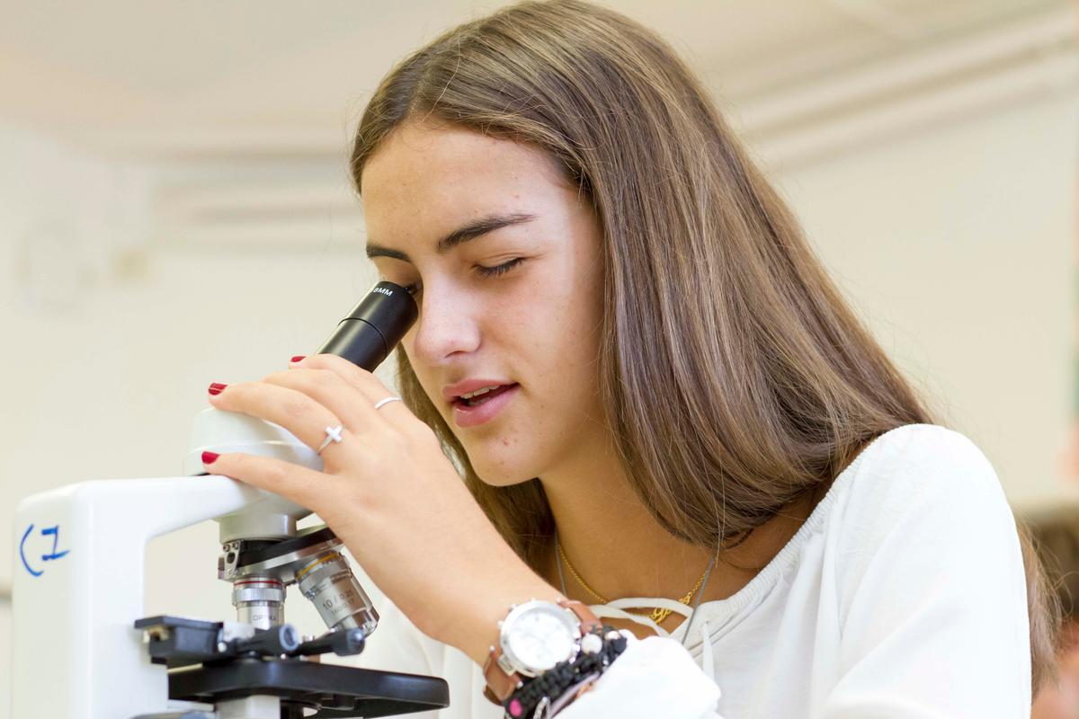 Brillantmont science class.jpg