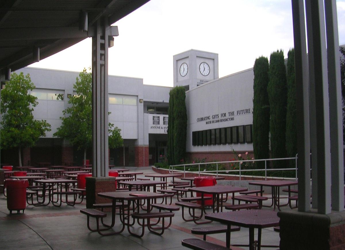 Mater-Dei_Library-Courtyard.jpg