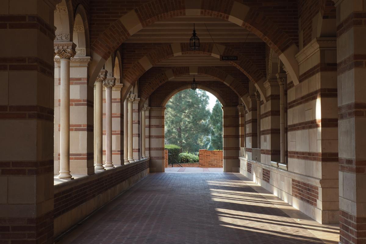 ucla corredor.jpg