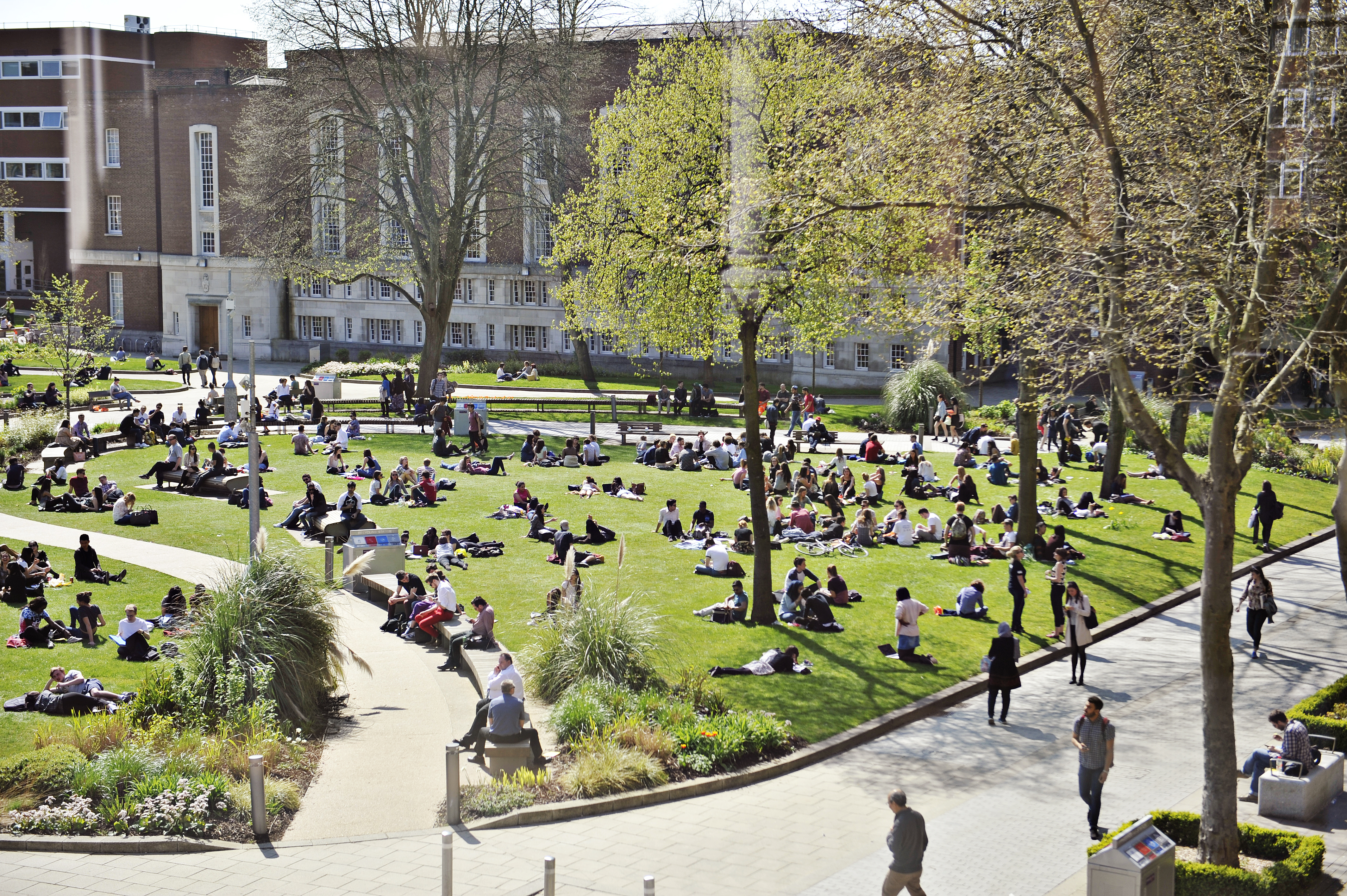 UOM students sitting outside on campus_20914.JPG