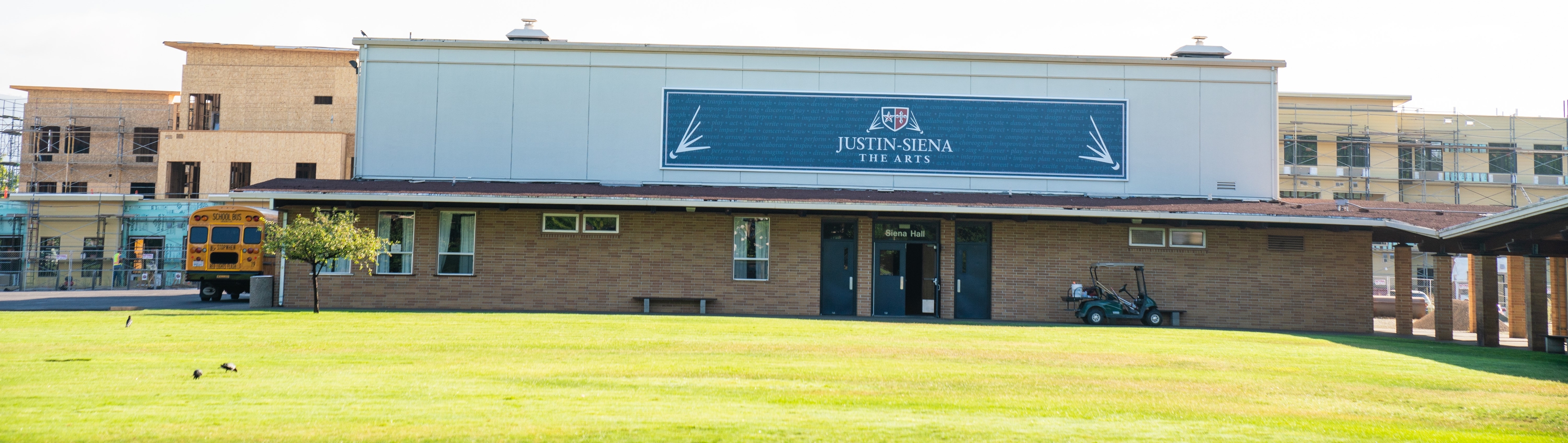 frente da escola Exterior_Arts01.jpg