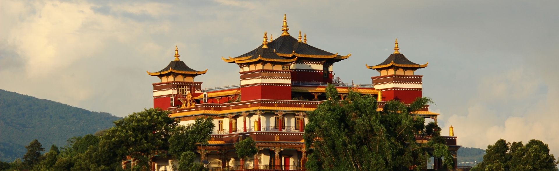 trabalho-voluntario-de-cuidado-a-crianca-no-nepal (1).jpg